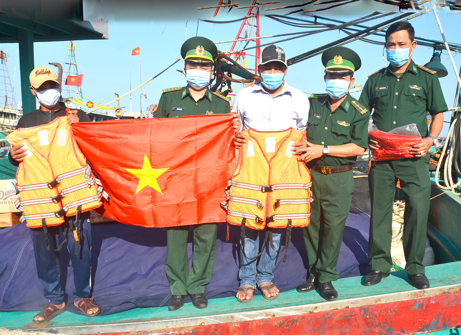 BĐBP tặng quà cho hộ nghèo phường 11, TP.Vũng Tàu.