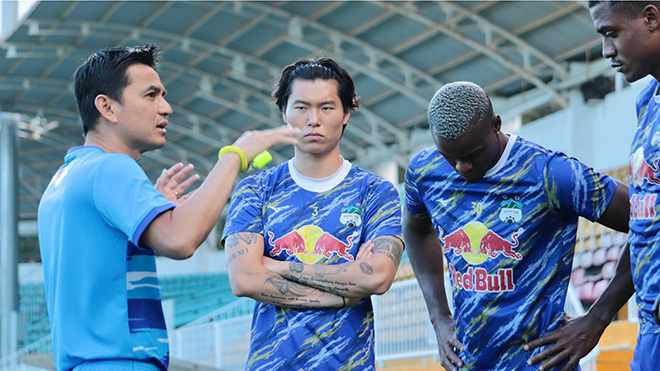 Các ngoại binh Hoàng Anh Gia Lai đang làm đau đầu HLV Kiatisuk.