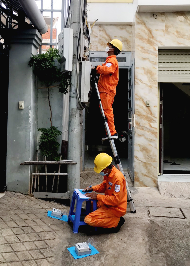 Nhân viên Điện lực TP. Vũng Tàu thực hiện thay công tơ điện tử cho người dân trên địa bàn thành phố.