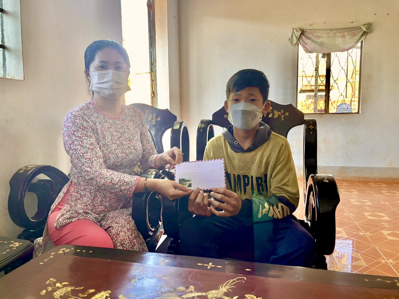 Chị Mai Thanh Kiều nhận đỡ đầu cho em Trình Phương Sang (ấp 2, xã Bưng Riềng, huyện Xuyên Mộc).