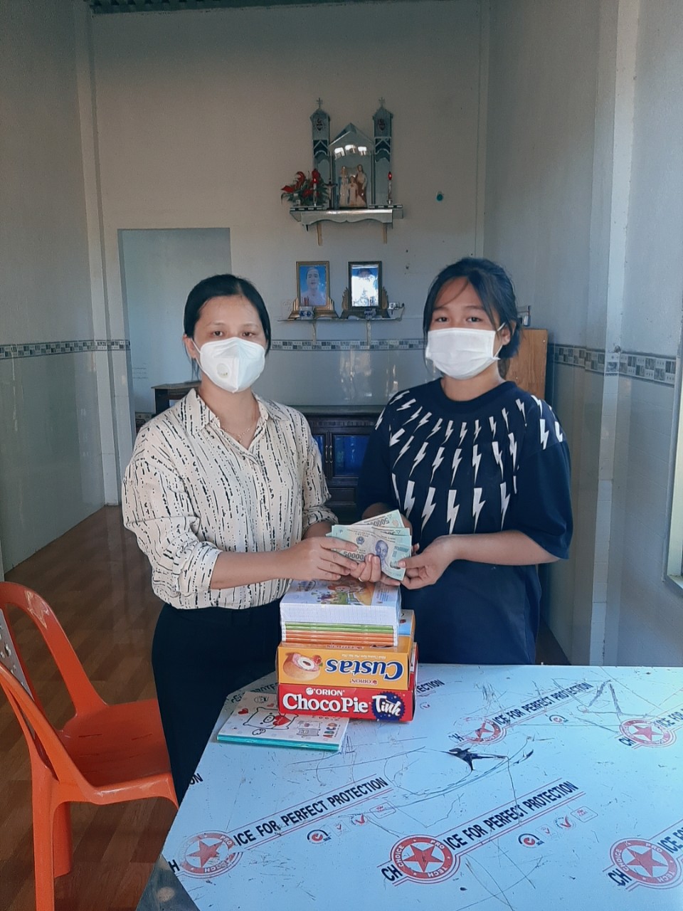 Hội LHPN xã Bàu Lâm trao tiền cho em Trần Thanh Tú trong chương trình 