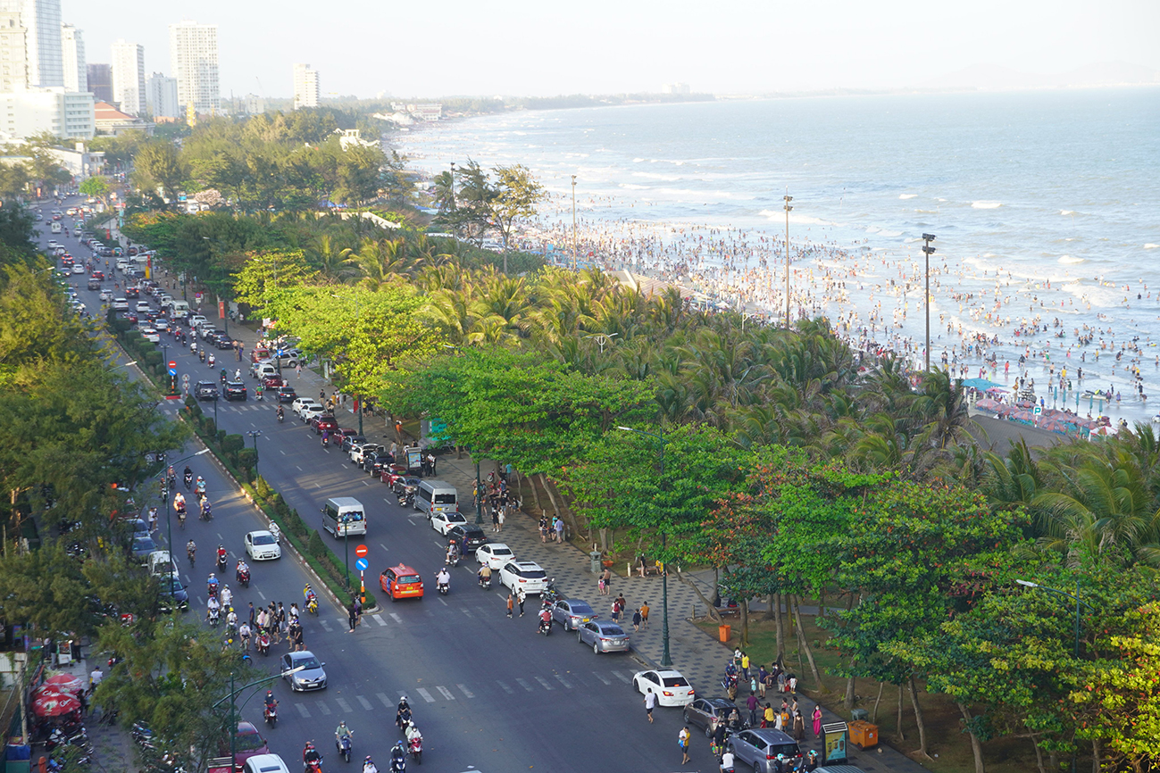 Đường Thùy Vân (Bãi Sau) xe ô tô đậu kín dọc lề đường vào dịp cuối tuần, ngày lễ.