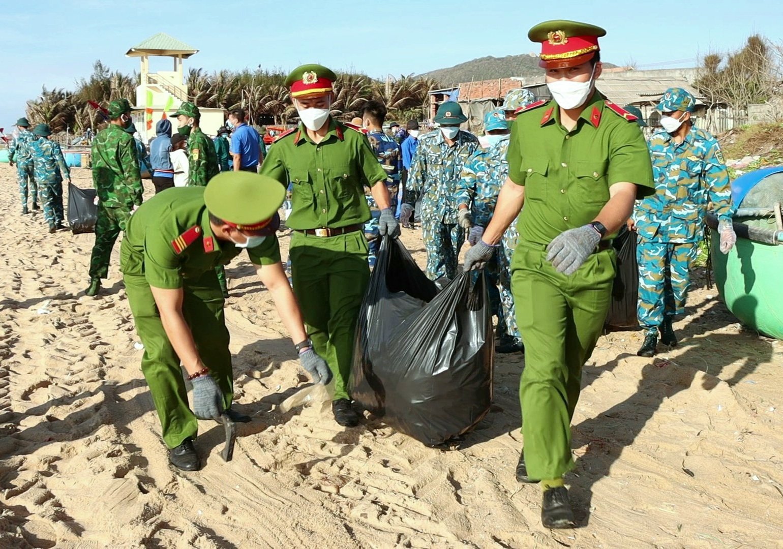 ĐVTN Khối Lực lượng vũ trang tỉnh tham gia dọn dẹp vệ sinh tại Bãi tắm công cộng 1, TT.Phước Hải, huyện Đất Đỏ.