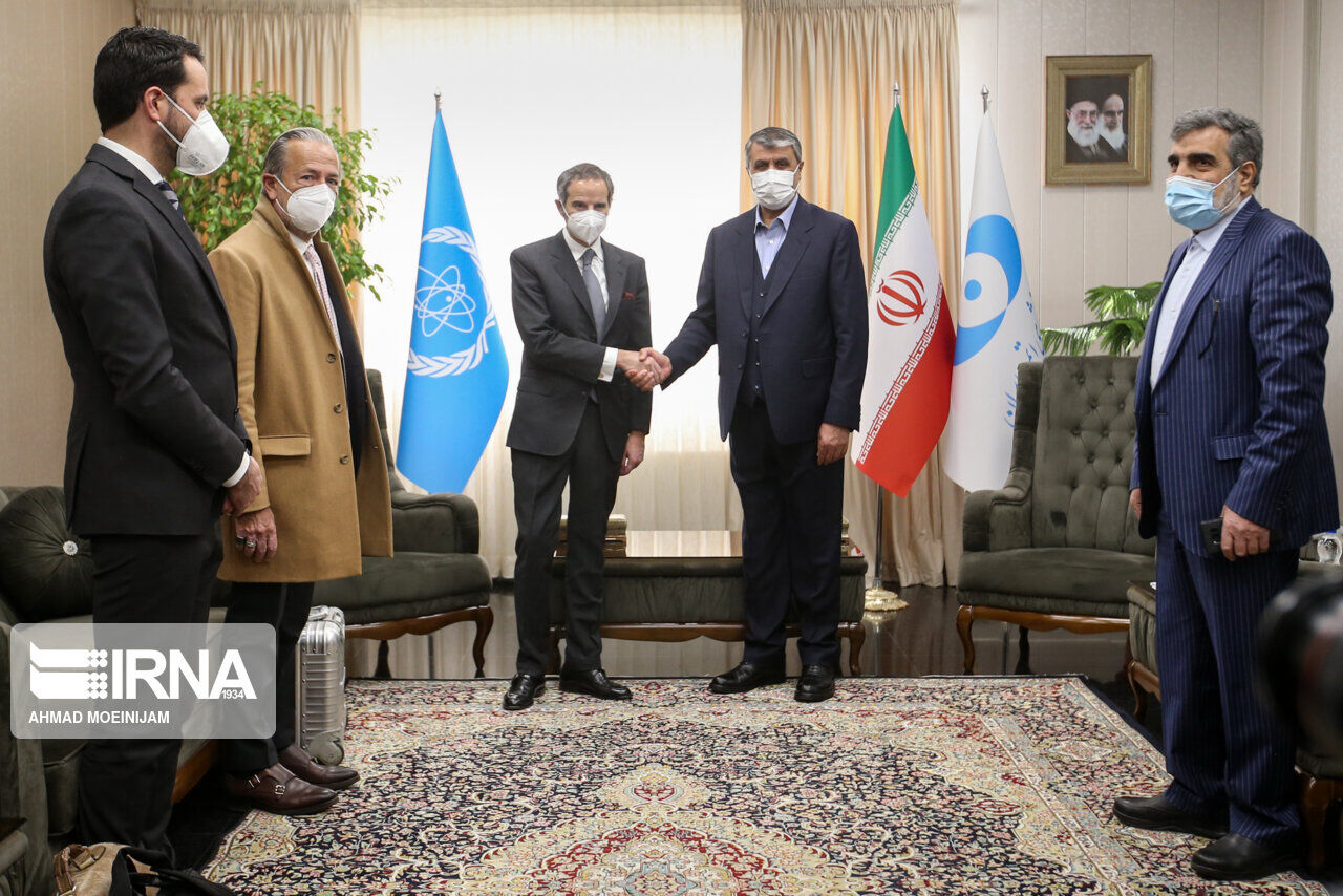 Tổng Giám đốc IAEA Rafael Grossi và Chủ tịch Tổ chức Năng lượng nguyên tử Iran Mohammed Eslami tại cuộc gặp ở Tehran, Iran.