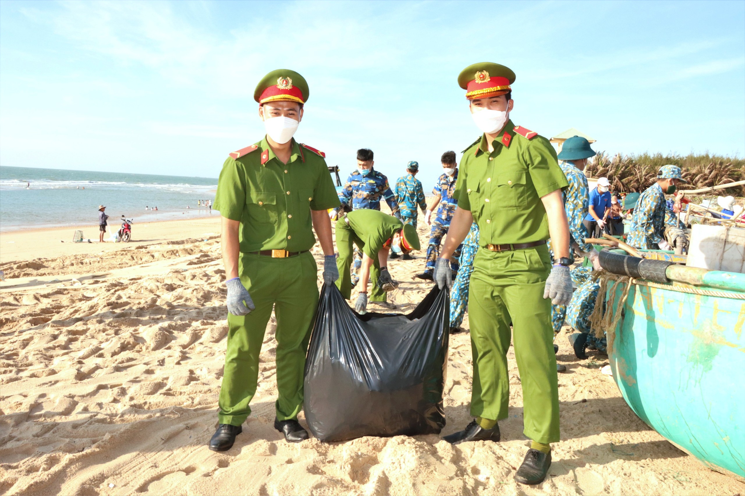 ĐVTN Khối lực lượng vũ trang tỉnh tham gia dọn dẹp vệ sinh bãi tắm công cộng 1, TT.Phước Hải tại chiến dịch 