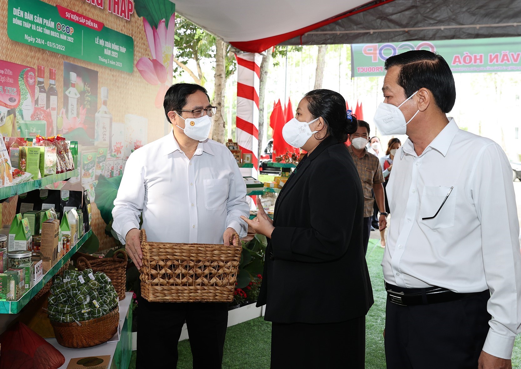 Thủ tướng Phạm Minh Chính tham quan gian trưng bày các sản phẩm nông nghiệp.  Ảnh: DƯƠNG GIANG