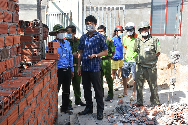  Ông Vũ Hồng Thuấn, Phó Chủ tịch UBND TP.Vũng Tàu thị sát kiểm tra trật tự xây dựng tại đường Đô Lương, phường 11, TP.Vũng Tàu.