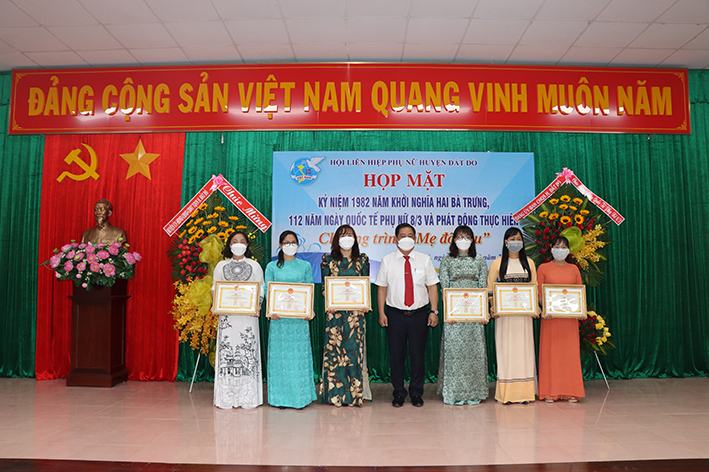 Ông Trần Thanh Hùng, Phó Bí thư Thường trực Huyện ủy Đất Đỏ tăng giấy khen cho 6 tập thể, 15 cá nhân có nhiều đóng góp trong công tác phòng chống dịch COVID-19.