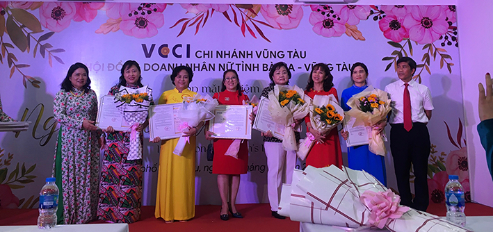 Các doanh nhân nữ nhận bằng khen “Doanh nhân nữ tiêu biểu khu vực miền Đông Nam bộ”.