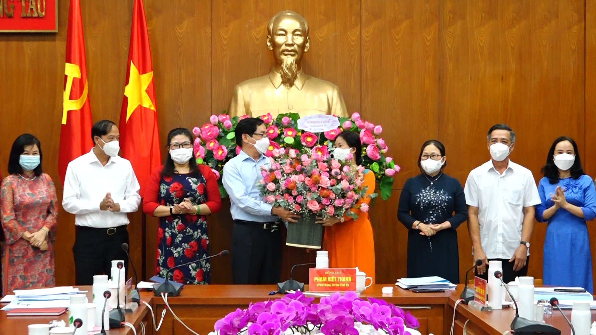 ông Phạm Viết Thanh, Ủy viên Trung ương Đảng, Bí thư Tỉnh uỷ, Chủ tịch HĐND tỉnh tặng hoa chúc mừng các nữ lãnh đạo, quản lý.