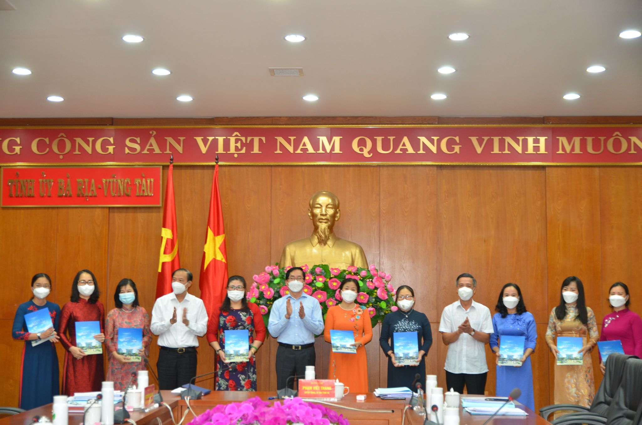 Ông Phạm Viết Thanh,Ủy viên Trung ương Đảng, Bí thư Tỉnh uỷ, Chủ tịch HĐND tỉnh tặng quà chúc mừng các nữ lãnh đạo, quản lý nhân Ngày Quốc tế Phụ nữ 8/3.