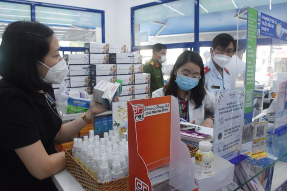 Đoàn kiểm tra các mặt hàng thuốc điều trị COVID-19 tại Nhà thuốc Pharmacity (2 Nguyễn Văn Trỗi)