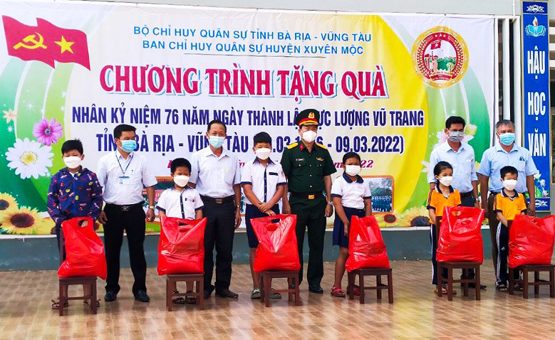 Đại diện Ban CHQS  huyện Xuyên Mộc và Đảng ủy, UBND xã Hòa Hiệp trao quà cho HS nghèo, HS có hoàn cảnh khó khăn của Trường TH Trần Đại Nghĩa.