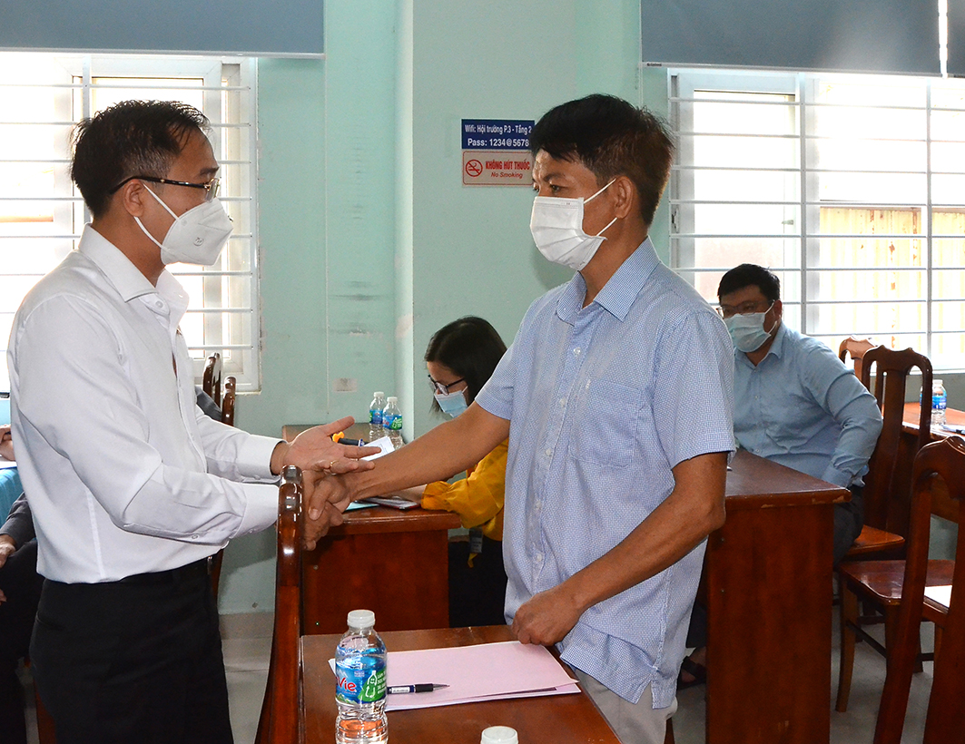 Ông Lê Xuân Tú, Trưởng Ban Dân vận Thành ủy Vũng Tàu gặp gỡ, thuyết phục ông Nguyễn Trung Thu (49, Thống Nhất) bàn giao mặt bằng để thực hiện dự án.