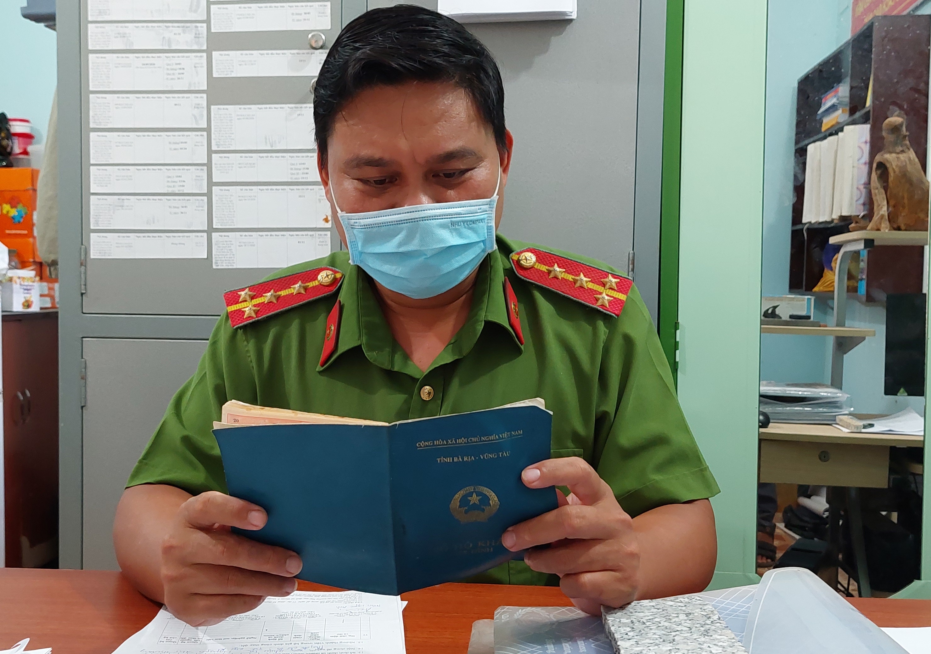 Đại úy Nguyễn Thành Nam, Trưởng Công an xã Bình Trung cho biết, lực lượng công an sẽ hỗ trợ người dân trước khi thu hồi SHK.