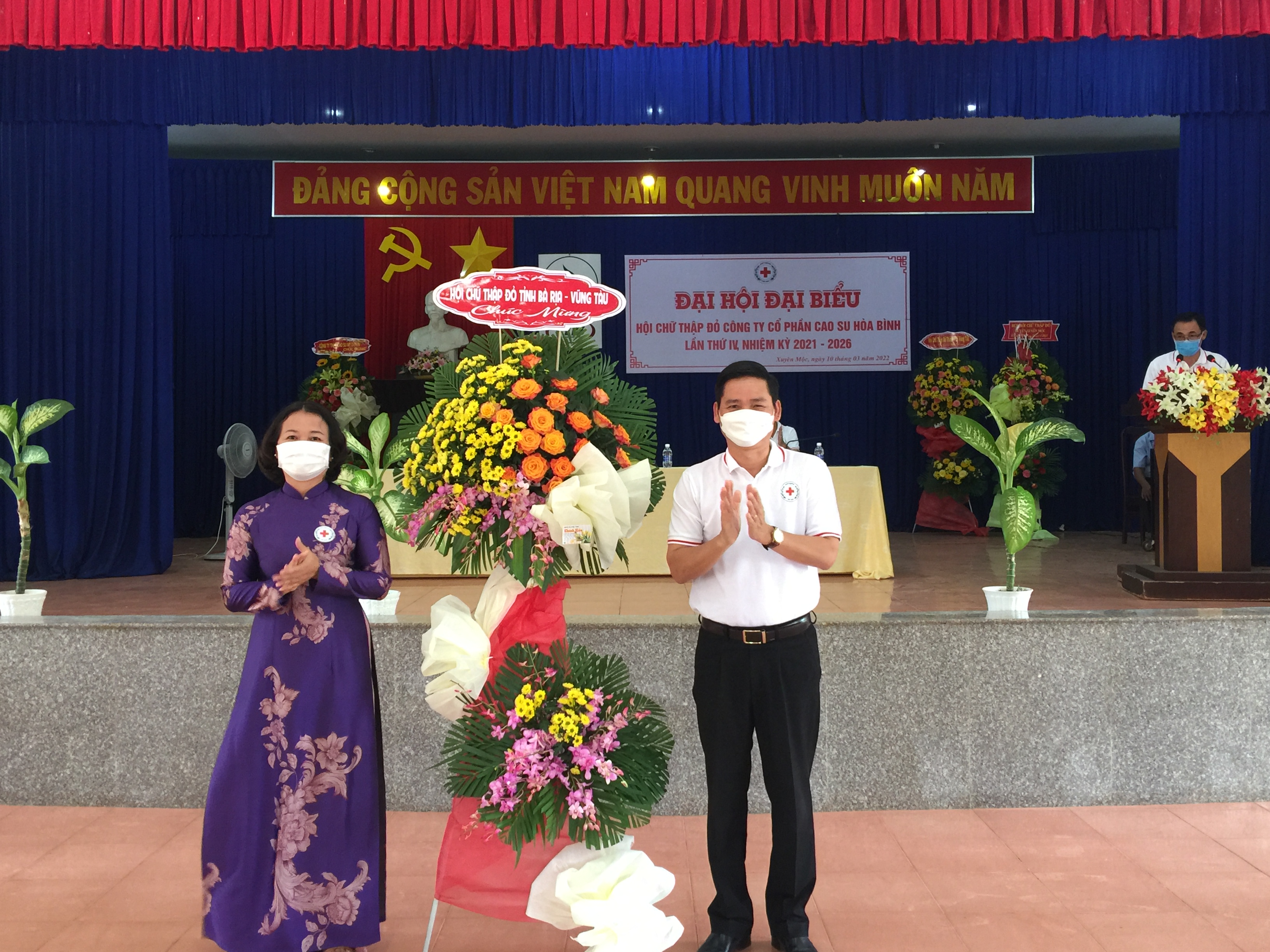Bà Hà Thị Việt Bắc, Phó Chủ tịch Hội Chữ thập đỏ tỉnh tặng hoa chúc mừng Đại hội.