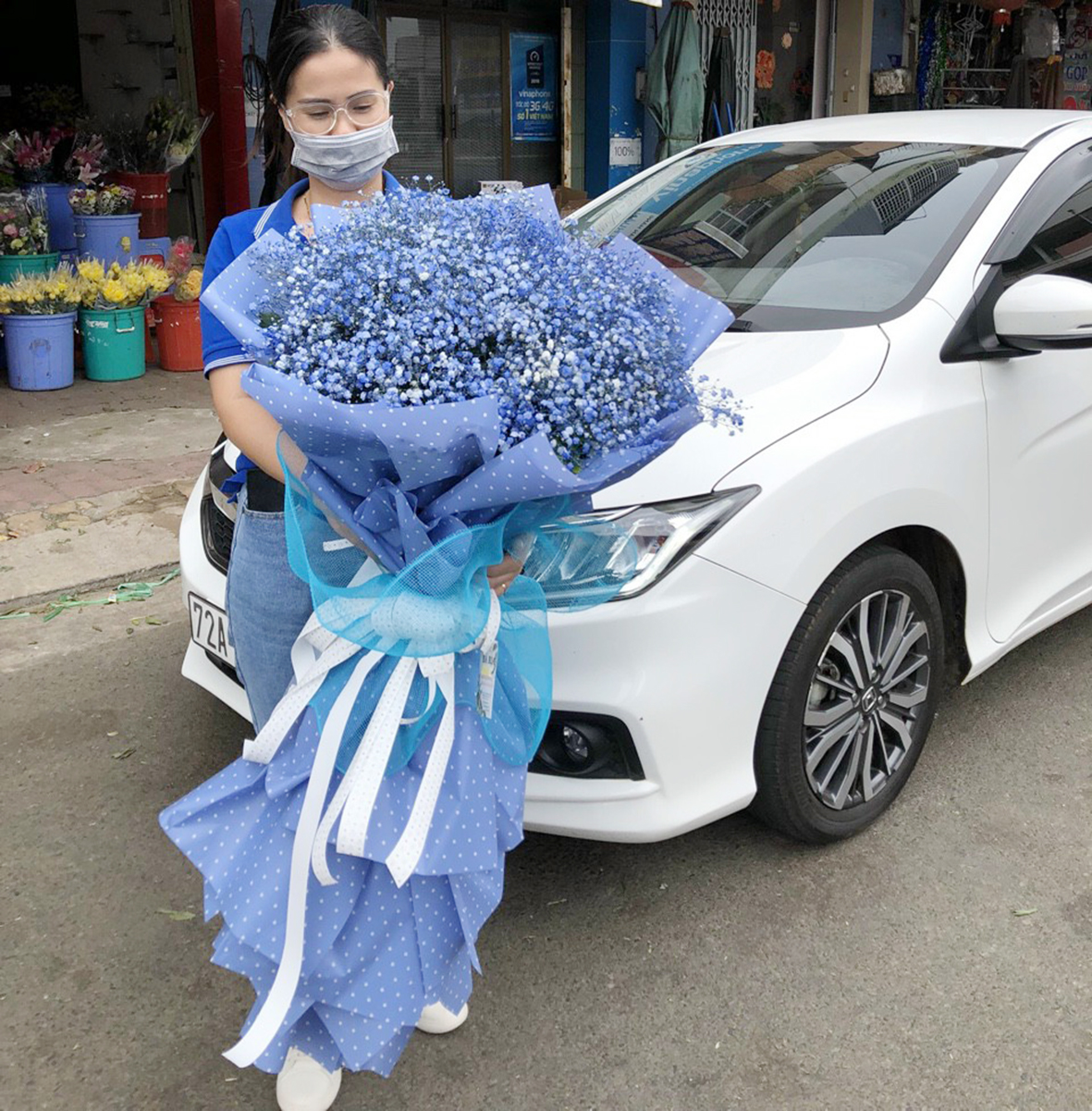 Khách hàng mua bó hoa Baby tại Shop hoa Bà Rịa của anh Phạm Hoàng Chinh.