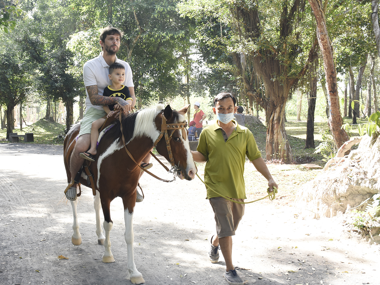 Du khách trải nghiệm cưỡi ngựa tham quan rừng tại Minera Hot Springs Bình Châu.