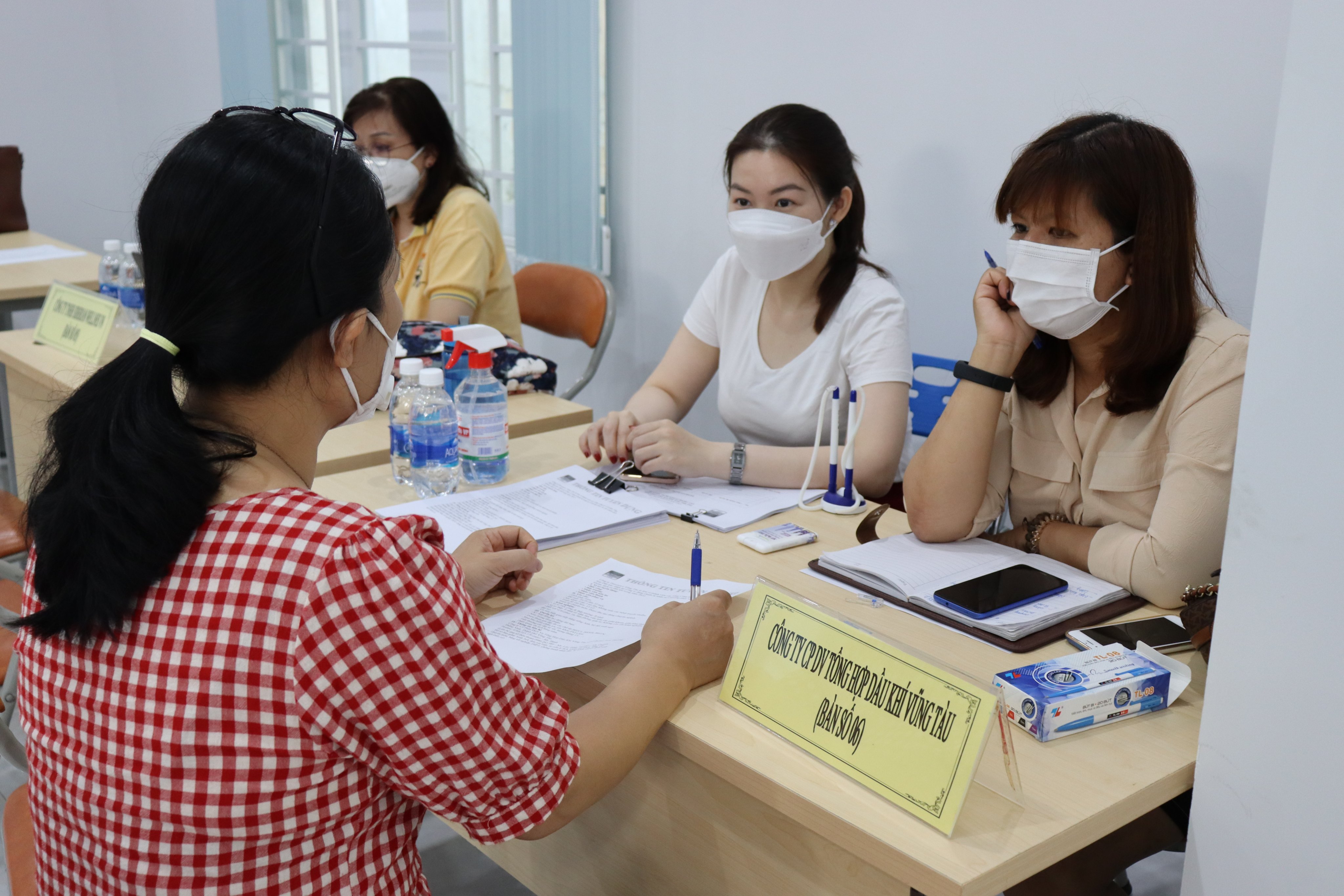 Người lao động được đại diện DN tư vấn việc làm tại Phiên giao dịch việc làm lần thứ 2 năm 2022.