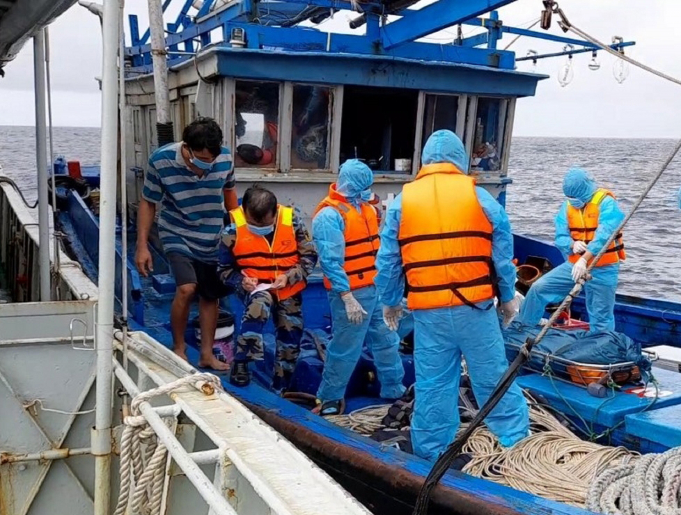 Cán bộ, chiến sĩ Tàu 743 – Hải đoàn 129 Hải quân tiếp nhận thi thể ngư dân Huỳnh Văn Hồng về tàu.