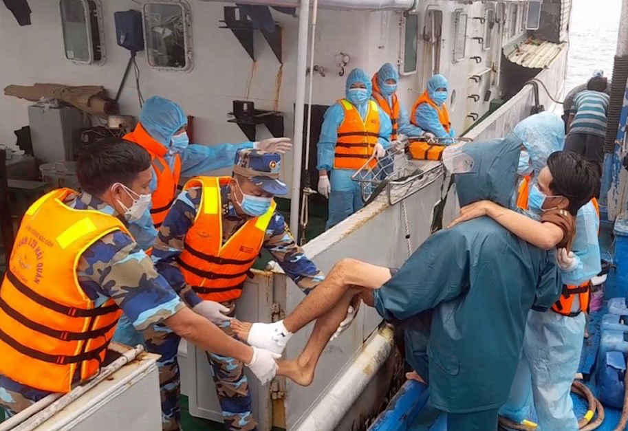 Cán bộ, chiến sĩ Tàu 743 – Hải đoàn 129 Hải quân đưa 6 ngư dân tàu cá KG 94708 TS lên tàu để chăm sóc.