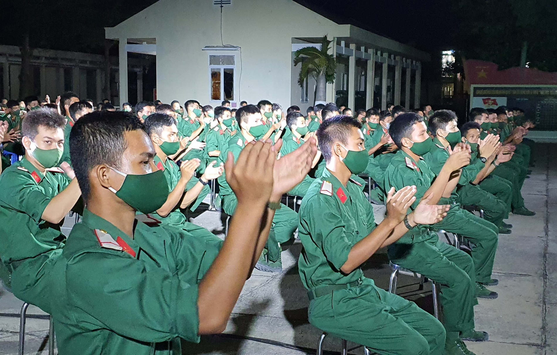 Các chiến sĩ mới hào hứng với những tiết mục nghệ thuật do Đoàn Văn công Quân khu 7 biểu diễn.