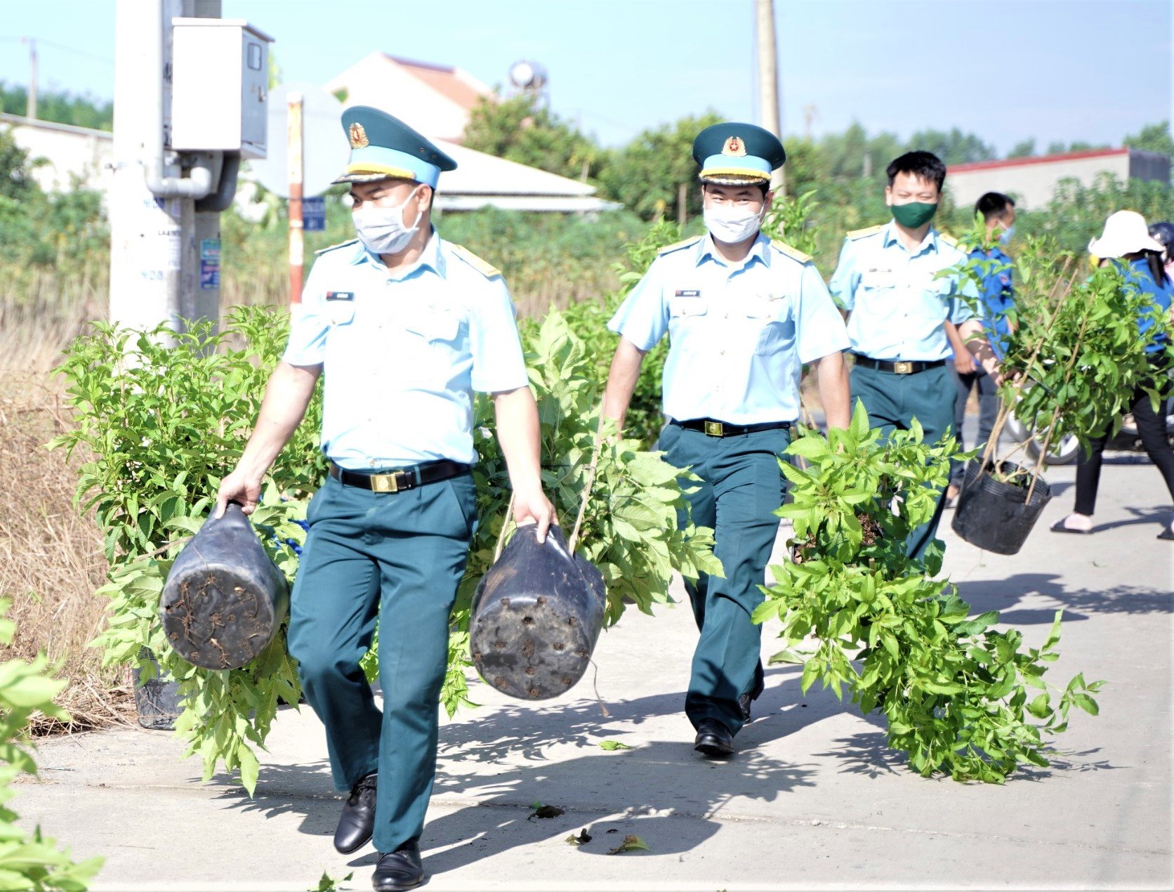 Cán bộ, chiến sĩ Tiểu đoàn Tên lửa 94 (TX.Phú Mỹ) tham gia trồng cây xanh tại tuyến đường thanh niên kiểu mẫu xã Tóc Tiên.