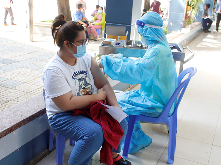 Nhân viên y tế phường 11 (TP.Vũng Tàu) tiêm mũi 3 vắc xin phòng COVID-19 cho người dân. Ảnh: HOÀNG HƯỜNG