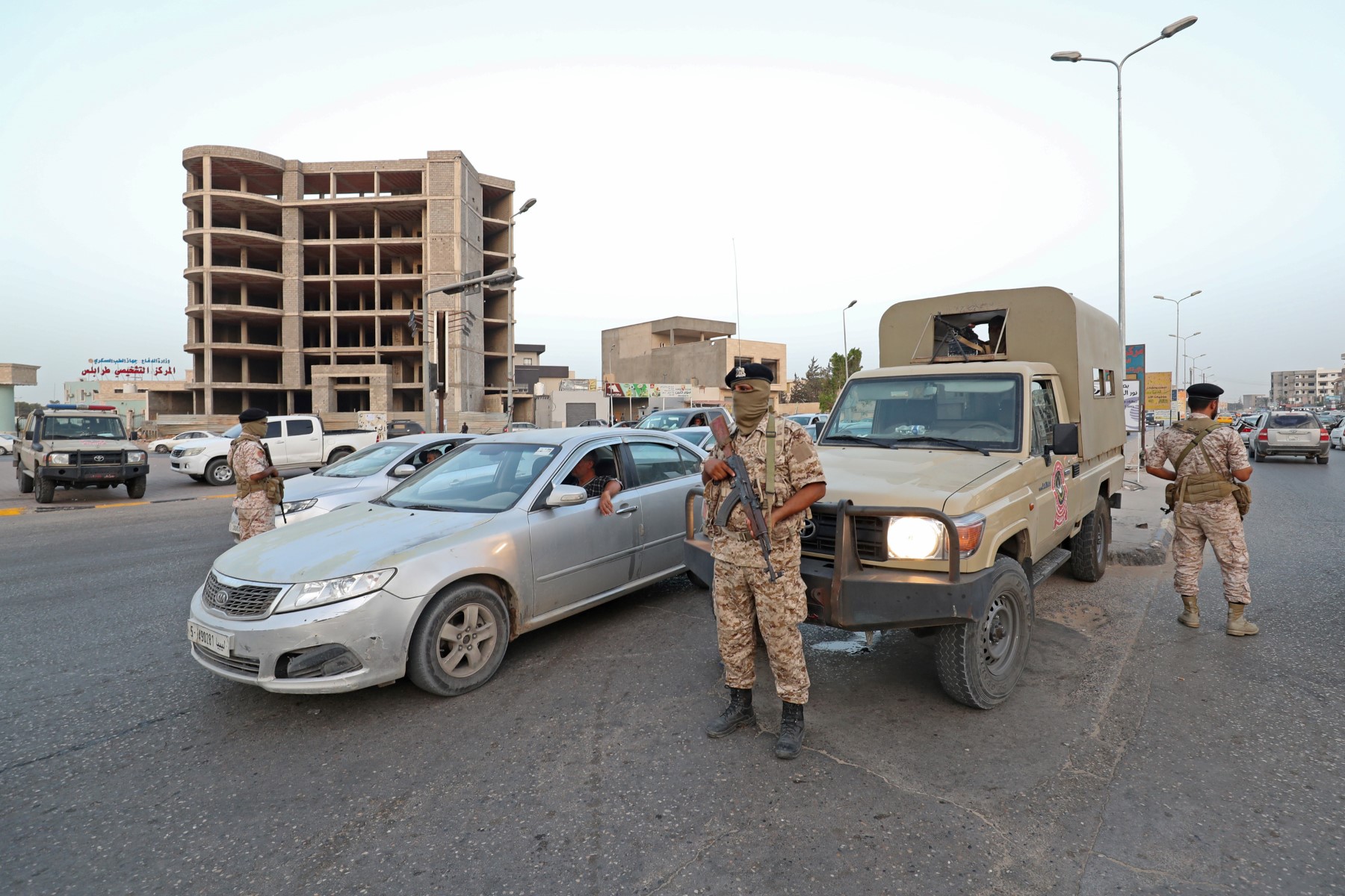 Binh sĩ Libya gác tại một điểm kiểm soát ở Đông Nam thủ đô Tripoli.