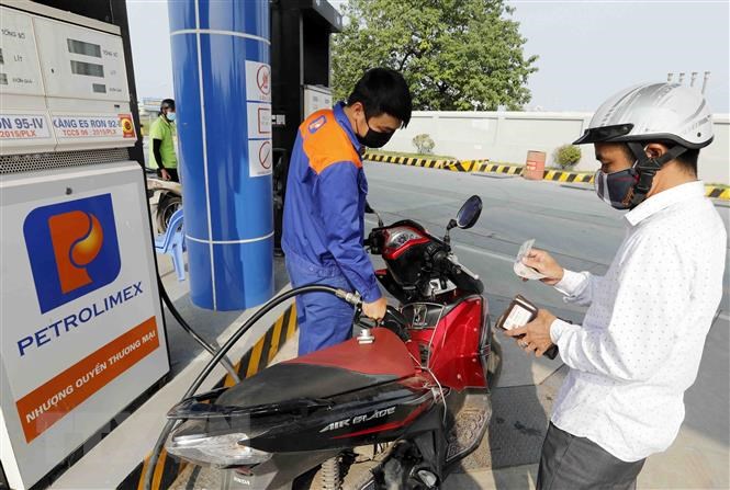 Mua, bán xăng tại cửa hàng bán lẻ xăng, dầu Petrolimex.