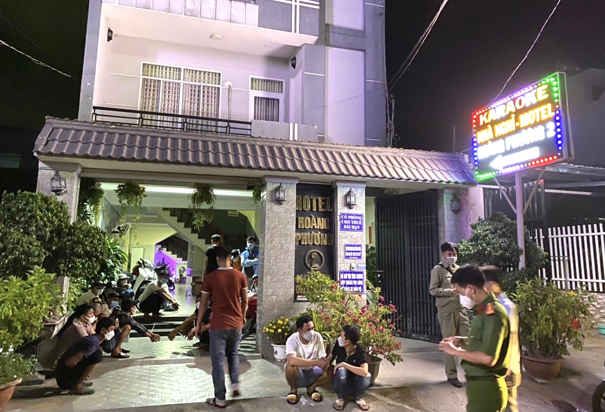 Quán karaoke Hoàng Phương 2 (khu phố Phước Hưng, phường Mỹ Xuân, TX. Phú Mỹ), nơi nhóm thanh niên nam nữ thuê phòng 