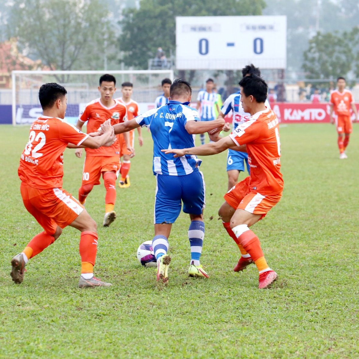 Một cầu thủ của Bà Rịa-Vũng Tàu trong vòng vây của đội chủ nhà Phù Đổng FC.