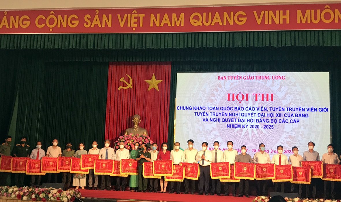 Ban tổ chức trao cờ lưu niệm cho đại diện các Đoàn có báo cáo viên tham dự Hội thi.