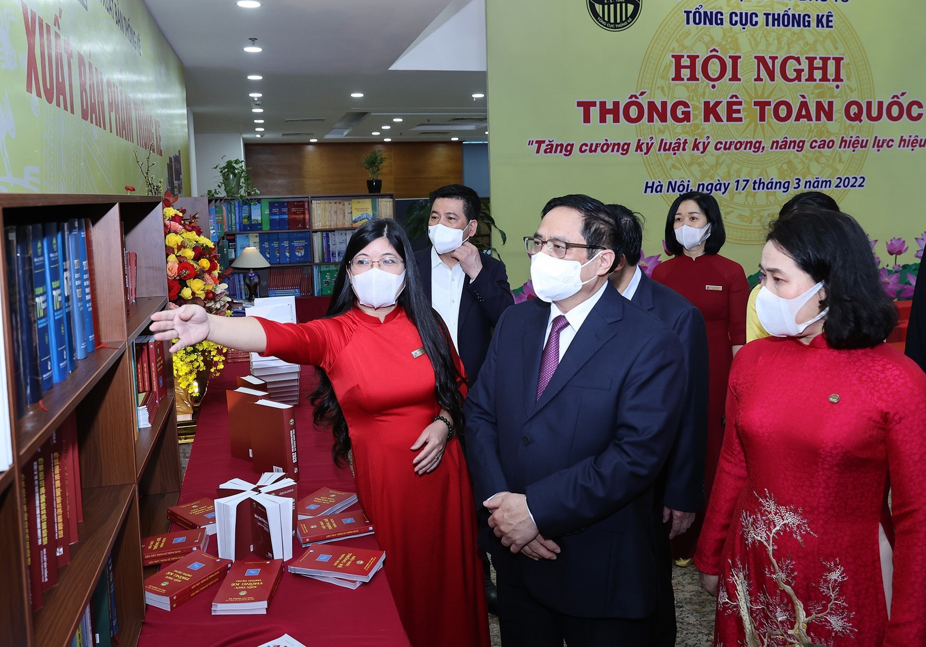 Thủ tướng Phạm Minh Chính tham quan gian trưng bày sách, hình ảnh, hiện vật  ngành thống kê. Ảnh: DƯƠNG GIANG