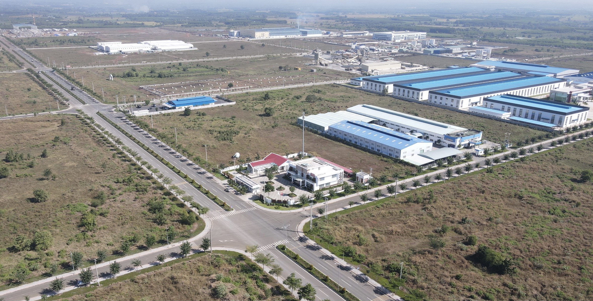 Các KCN đã sẵn sàng chuẩn bị hạ tầng để thu hút thêm nhiều dự án mới. Trong ảnh: Hạ tầng KCN Đất Đỏ 1 đã được đầu tư đồng bộ, hiện đại.