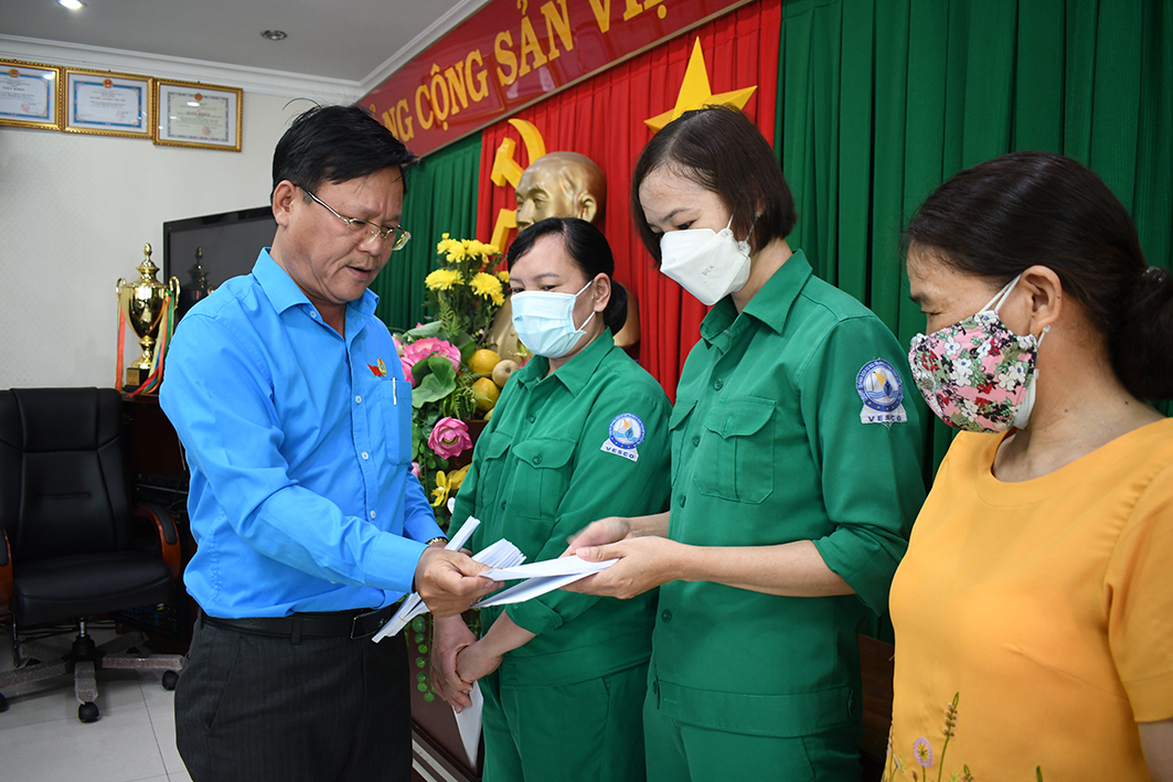 Ông Lê Tiến Chinh, Phó Chủ tịch LĐLĐ TP. Vũng Tàu tặng quà cho đoàn viên công đoàn nữ bị bệnh hiểm nghèo tại Công Ty Công ty CP DV Môi trường và Công trình đô thị Vũng Tàu.