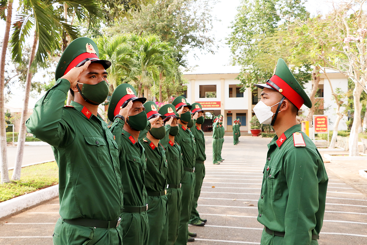 2. Tân binh cũng được huấn luyện các bài về điều lệnh, đội ngũ. Những bài tập này giúp chiến sĩ trẻ làm quen với môi trường kỷ luật của quân đội; rèn luyện đức tính kiên trì, nhẫn nại, tác phong nhanh nhẹn, chính xác.