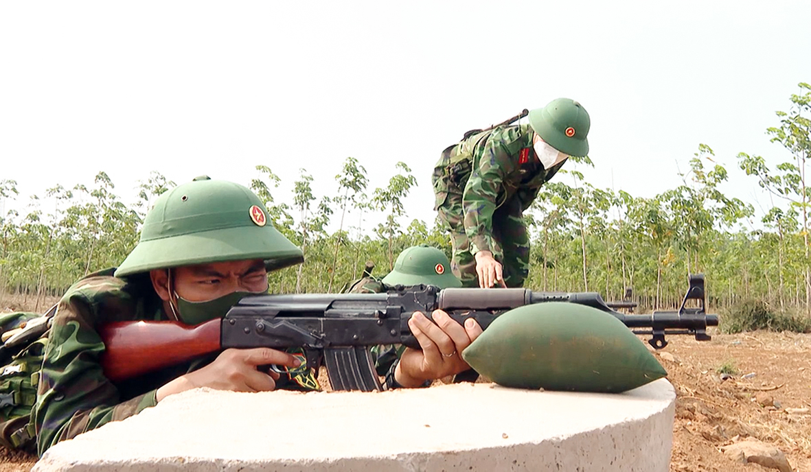 Các chiến sĩ mới cũng đã bước vào bài huấn luyện trên thao trường, trong đó có các bài tập làm quen với súng.