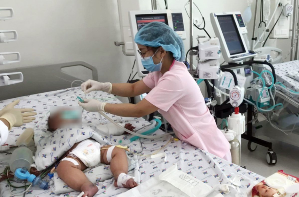 Bệnh nhi mắc COVID-19 và sốt xuất huyết trở nặng khi không được phát hiện kịp thời. Ảnh: K.B