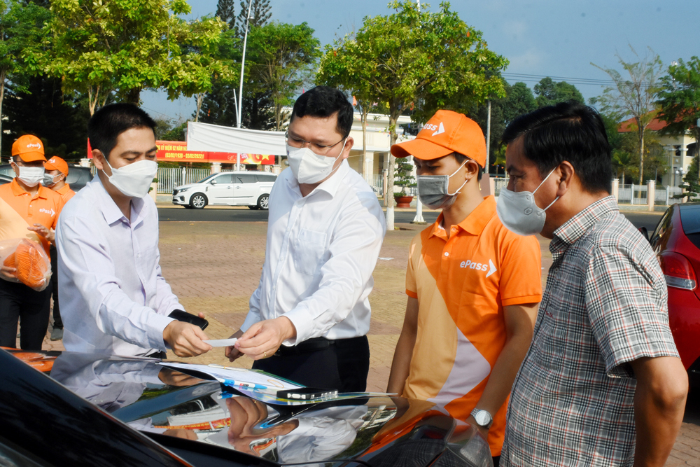 Nhân viên Trung tâm Viettel huyện Châu Đức dán thẻ định danh cho một ô tô của cán bộ, công nhân viên chức và người lao động.