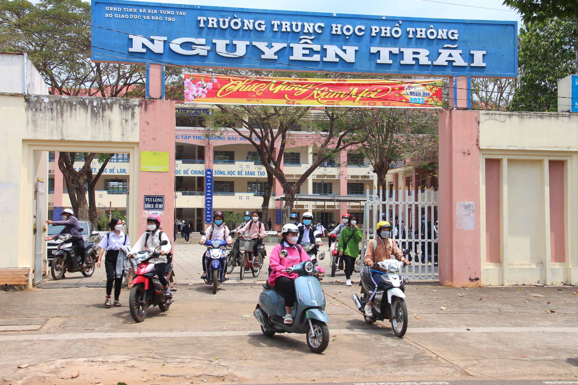 Nhiều học sinh cấp 3 sử dụng xe gắn máy đến trường khi chưa đủ tuổi.