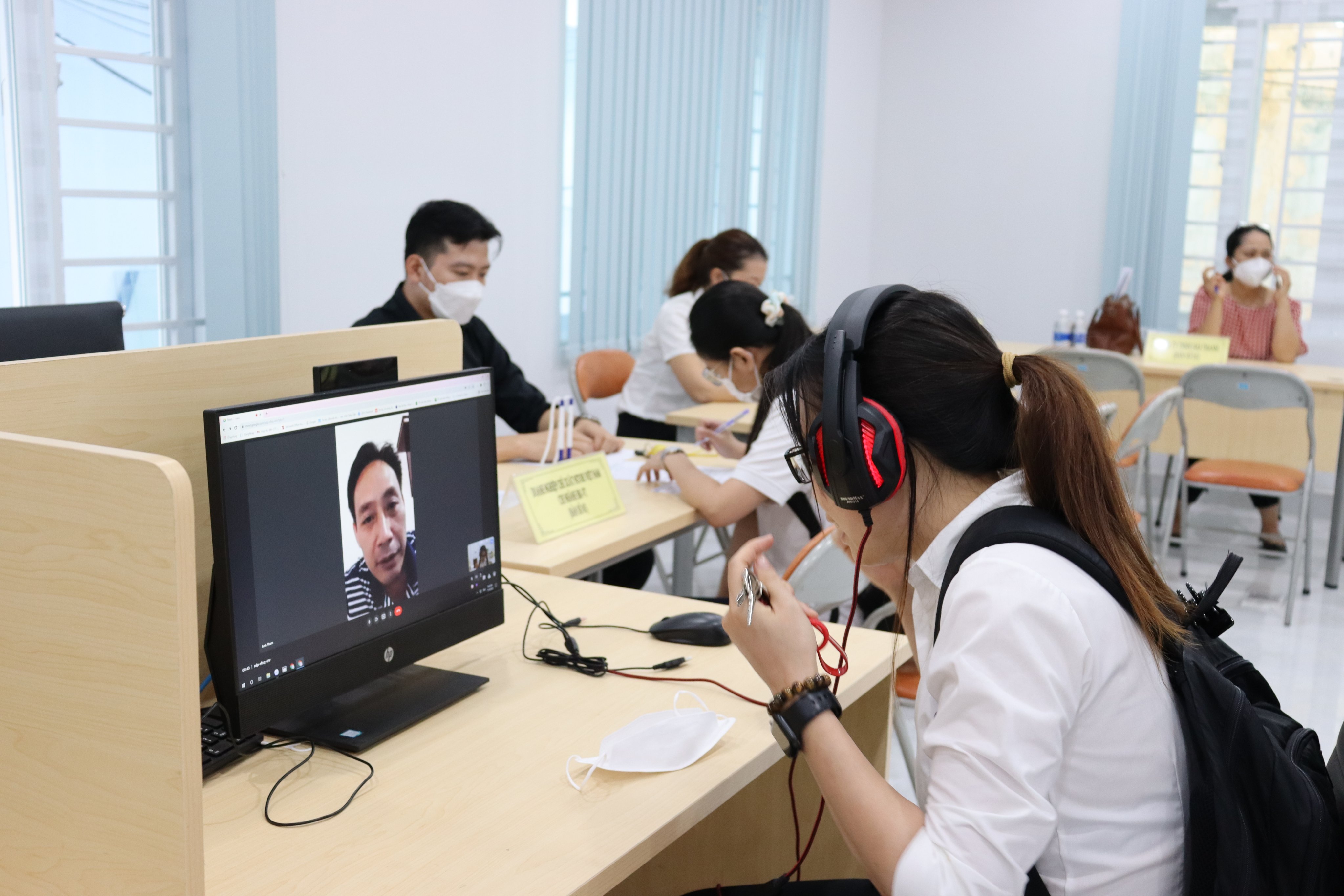 BR-VT đang triển khai nhiều giải pháp nhằm giải bài toán về nguồn lao động.  Trong ảnh: Người lao động được kết nối trao đổi thông tin việc làm với DN tuyển dụng thông qua Phiên giao dịch việc làm trực tuyến năm 2022.