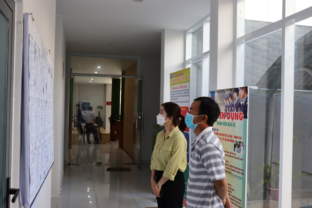 Người lao động tìm hiểu thông tin việc làm tại Phiên giao dịch việc làm lần thứ 2 năm 2022.
