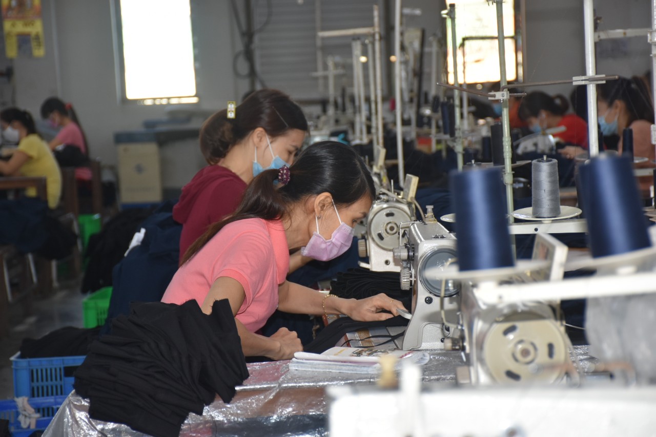 Chăm lo tốt về đời sống, đáp ứng nhu cầu về nhà ở, nhà trẻ... nâng cao lương, thưởng là giải pháp căn cơ hướng tới thu hút nguồn lao động.  Trong ảnh: Công nhân công ty may trong giờ sản xuất.
