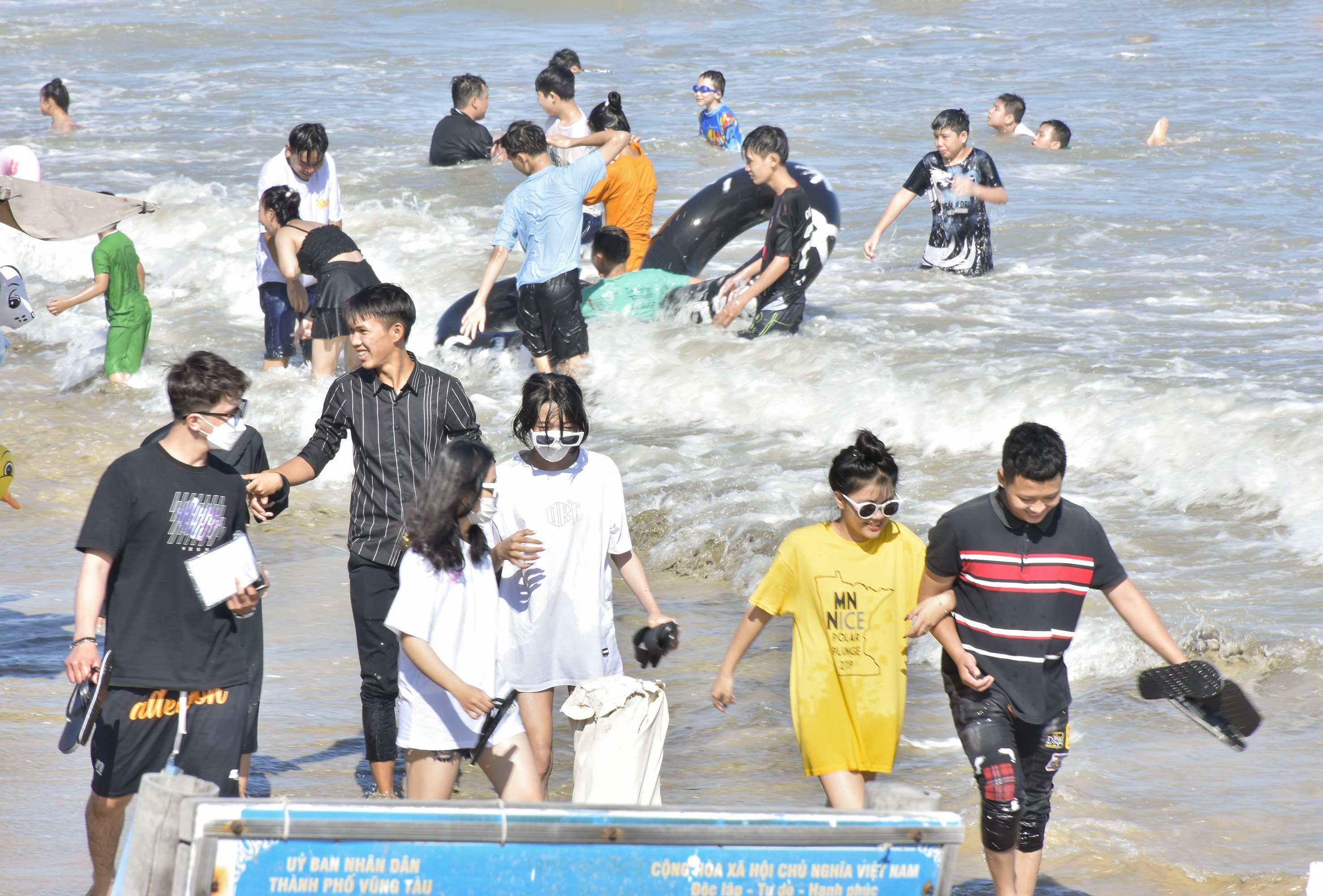 Du khách vui chơi, tắm biển tại Bãi Sau, TP. Vũng Tàu trong dịp Tết Nhâm Dần. Ảnh: MỸ LƯƠNG.