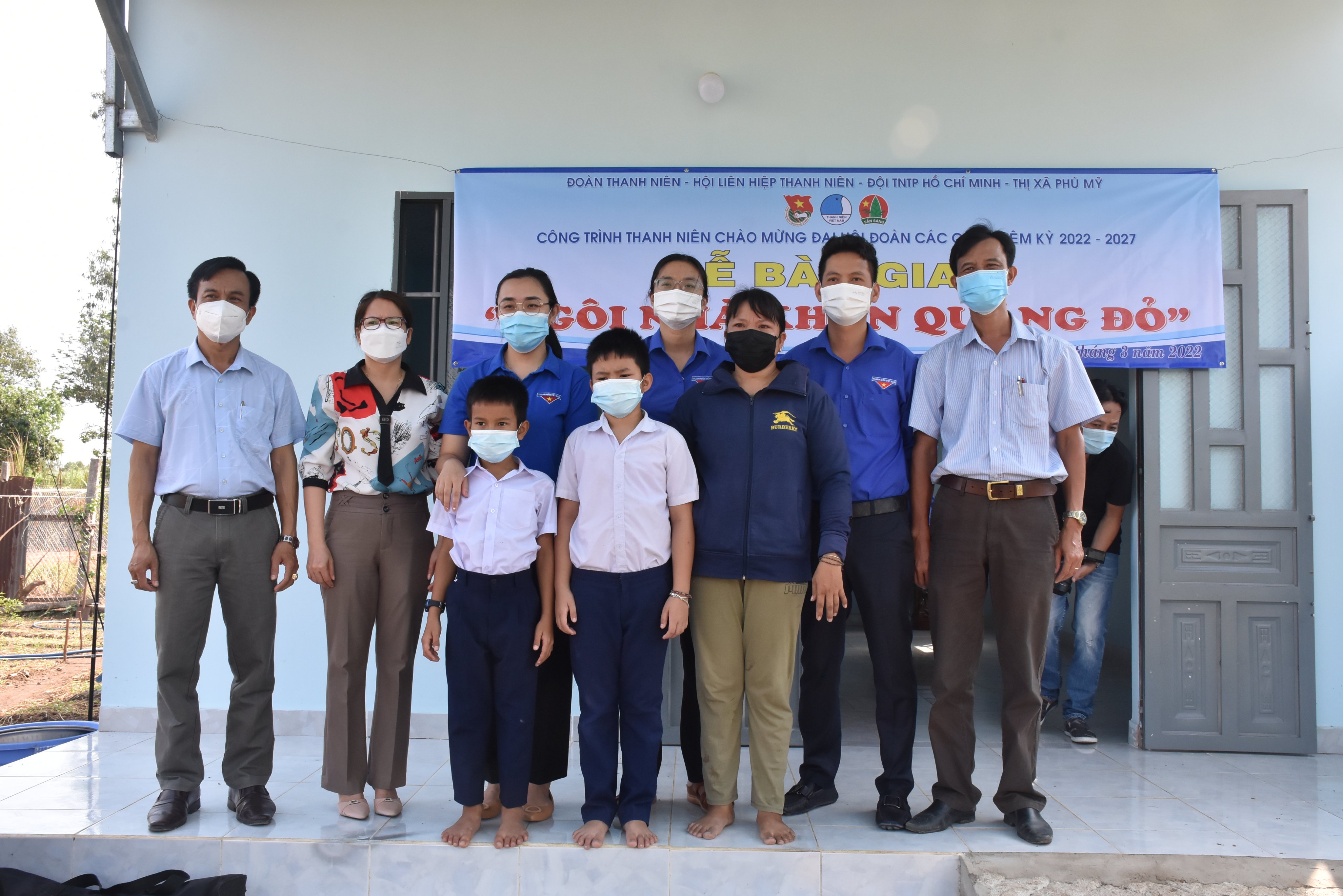 Đại diện đoàn thanh niên, chính quyền địa phương tới vui chung với gia đình em Tạ Tuấn Minh nhân dịp gia đình em được nhận ngôi nhà khăn quàng đỏ.