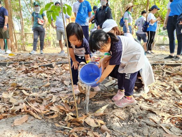 Các em nhỏ tham gia trồng cây hưởng ứng ngày Quốc tế về rừng 21/3.