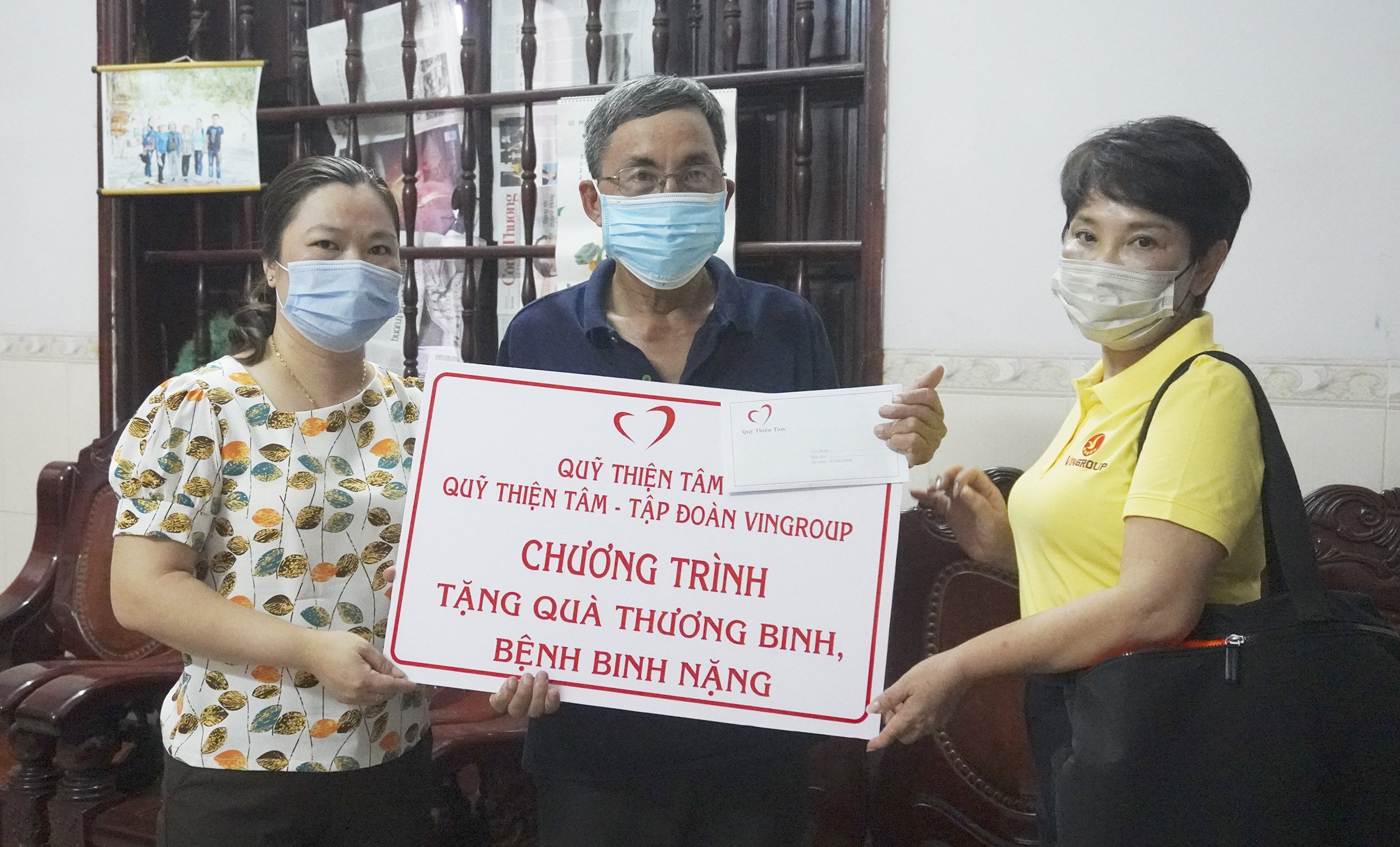 Nhân viên Đài KTTV tỉnh lấy thông tin số liệu đo đạc từ Trạm Khí tượng Vũng Tàu.
