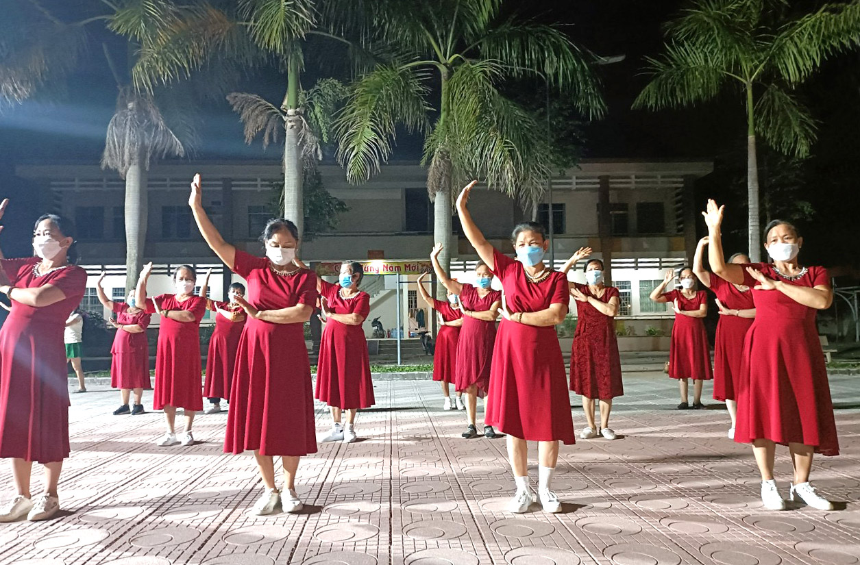 Thành viên CLB Liên thế hệ tự giúp nhau xã Tân Hưng, TP. Bà Rịa tập thể dục dưỡng sinh.