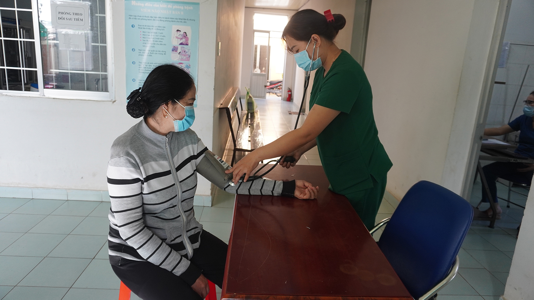 Nhân viên y tế kiểm tra sức khỏe định kỳ cho hội viên CLB Liên thế hệ tự giúp nhau xã Tân Hưng, TP. Bà Rịa.